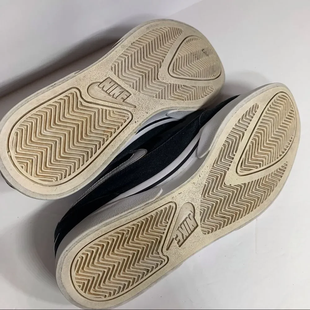 EUC Nike Black‎ and White Canvas Sneakers